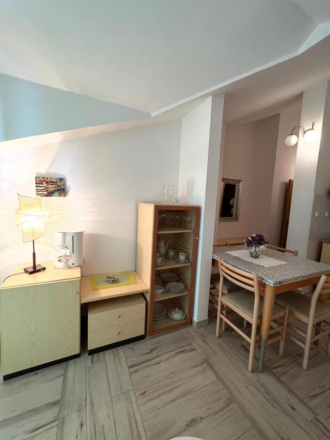 Gorana Apartman With Swimming Pool Apartman Jelsa  Kültér fotó