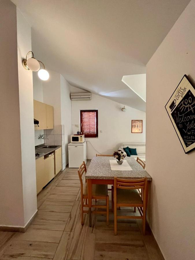 Gorana Apartman With Swimming Pool Apartman Jelsa  Kültér fotó