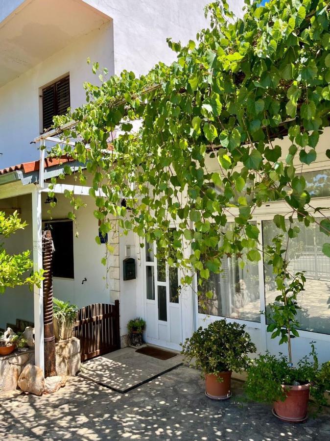 Gorana Apartman With Swimming Pool Apartman Jelsa  Kültér fotó