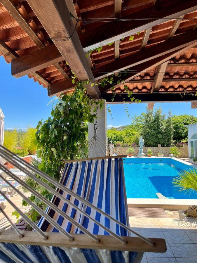 Gorana Apartman With Swimming Pool Apartman Jelsa  Kültér fotó