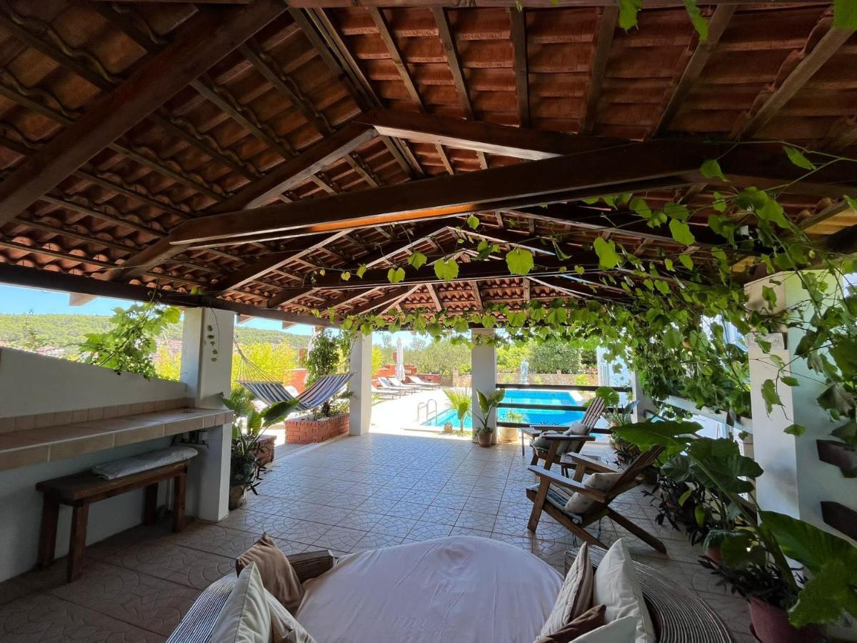 Gorana Apartman With Swimming Pool Apartman Jelsa  Kültér fotó